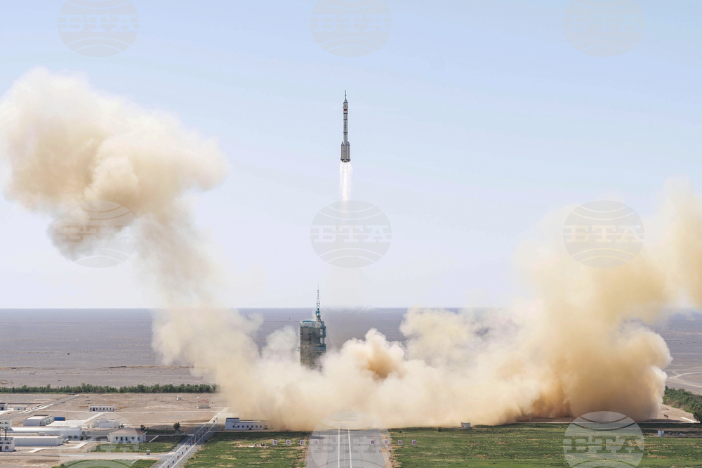 Горящи отломки от космическа ракета озариха небето над Испания