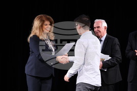 „Нели и Робърт Гипсън“ - стипендия