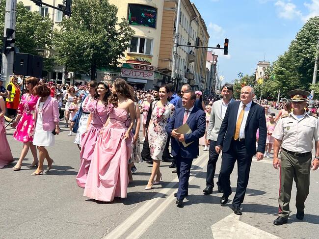 Министър Иванов: Ще подкрепим отглеждащите рози стопани, за да могат да запазят, развият и затвърдят икономическата си устойчивост