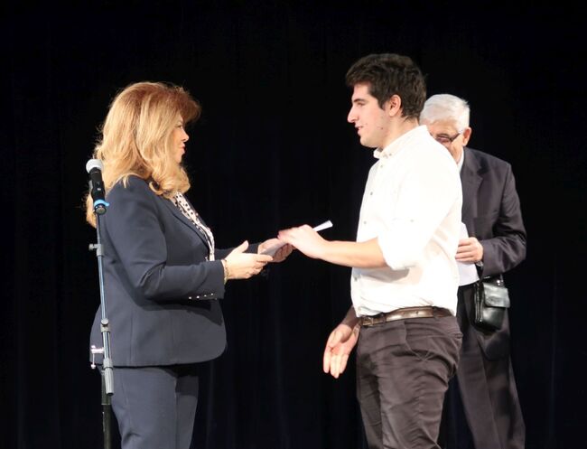 Вицепрезидентът Йотова връчи стипендии от дарителската инициатива на Нели и Робърт Гипсън