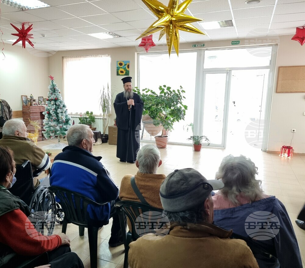 Неврокопския митрополит Серафим беседва с възрастни хора от дома „Света Петка“ в Благоевград