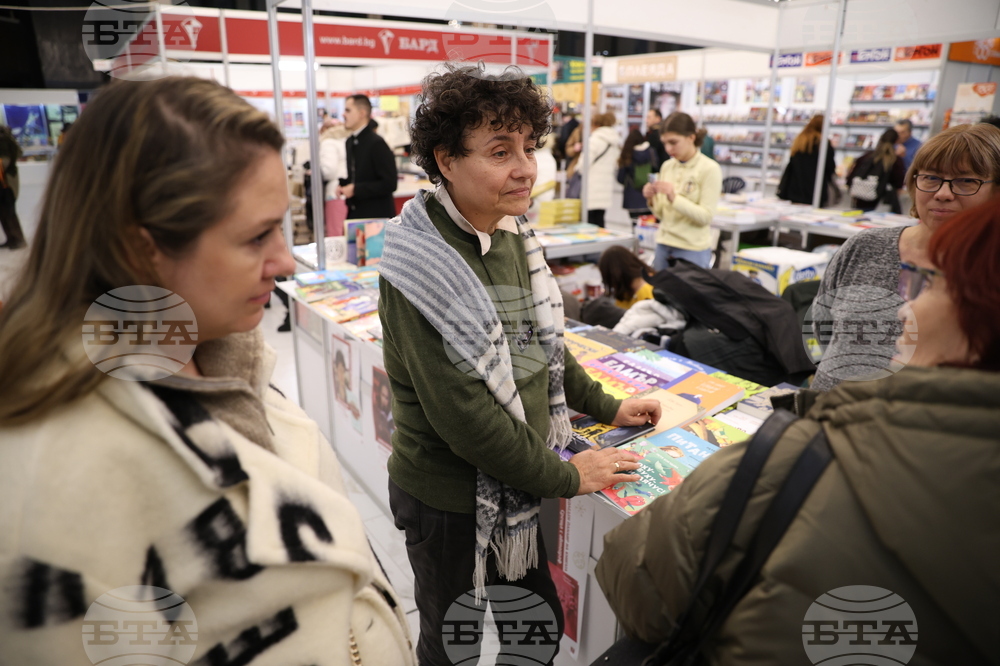 Международен панаир на книгата - щанд на uздameлcmвo „Жанет 45 - Beceлa Ляхова - роман „Бежанци"