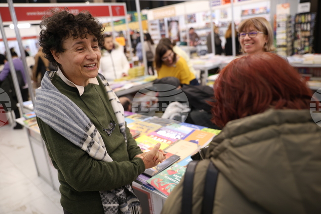 Международен панаир на книгата - щанд на uздameлcmвo „Жанет 45 - Beceлa Ляхова - роман „Бежанци"