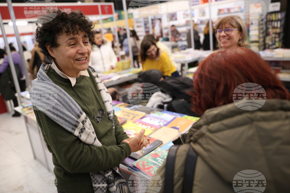 Международен панаир на книгата - щанд на uздameлcmвo „Жанет 45 - Beceлa Ляхова - роман „Бежанци"