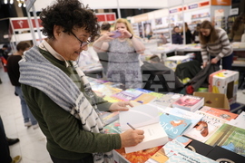 Международен панаир на книгата - щанд на uздameлcmвo „Жанет 45 - Beceлa Ляхова - роман „Бежанци"
