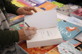 Международен панаир на книгата - щанд на uздameлcmвo „Жанет 45 - Beceлa Ляхова - роман „Бежанци"