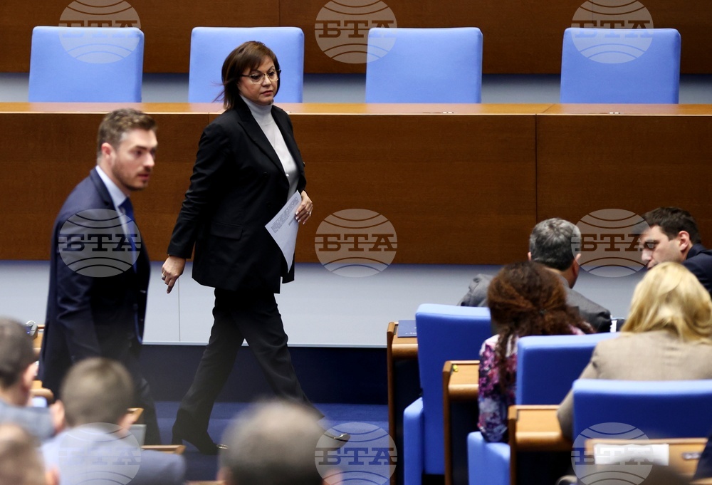 С втора почивка блокират работата на парламента, защото се договарят за постове и пари в момента, коментира Корнелия Нинова