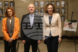 Фотографска изложба „Огледала на обичта! За любовта от първо лице“