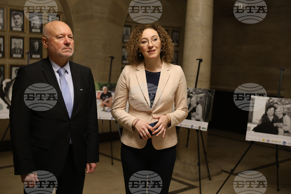 Фотографска изложба „Огледала на обичта! За любовта от първо лице“