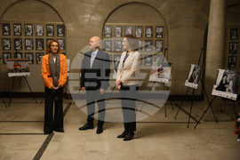 Фотографска изложба „Огледала на обичта! За любовта от първо лице“