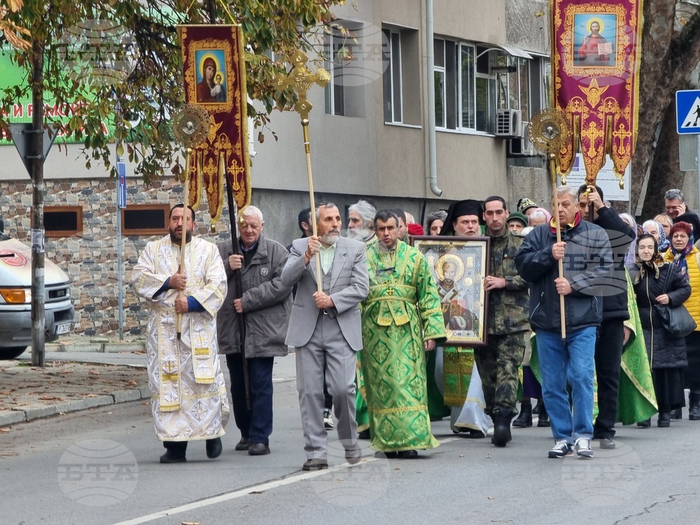 С литийно шествие с икона с вградени мощи на Свети Николай Чудотворец в Ямбол отбелязаха днешния празник