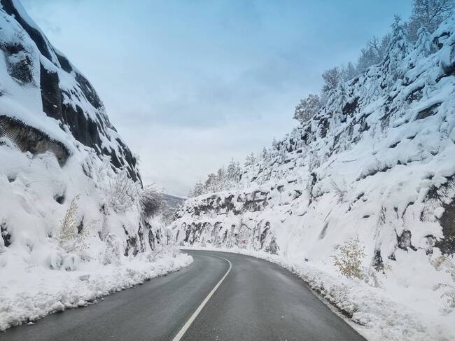АПИ: Шофьорите да тръгват с автомобили, подготвени за зимни условия. Във високопланинските райони, в Северна и Западна България е възможно дъждът да премине в сняг