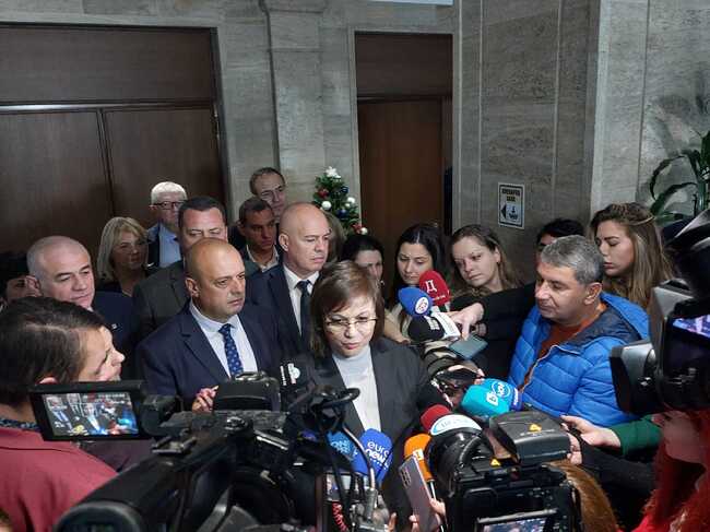 Нинова: Делят държавата на порции - като триглава ламя са отворили уста да я погълнат