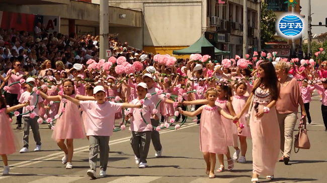 С ритуала „Розобер“ и традиционно карнавално шествие завършиха Празниците на розата в Казанлък