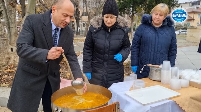 Безплатна рибена чорба бе раздадена на гражданите на Ловеч по повод Никулден