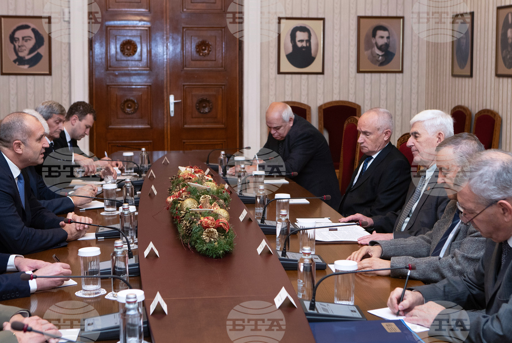 President Says Politicians Should Not Lose Touch with Armed Forces