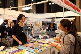 Международен панаир на книгата - щанд на „Жанет 45“ - среща с автограф с Мария Донева, поезия, „Боядисвам в бяло лятото“