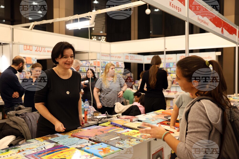 Международен панаир на книгата - щанд на „Жанет 45“ - среща с автограф с Мария Донева, поезия, „Боядисвам в бяло лятото“