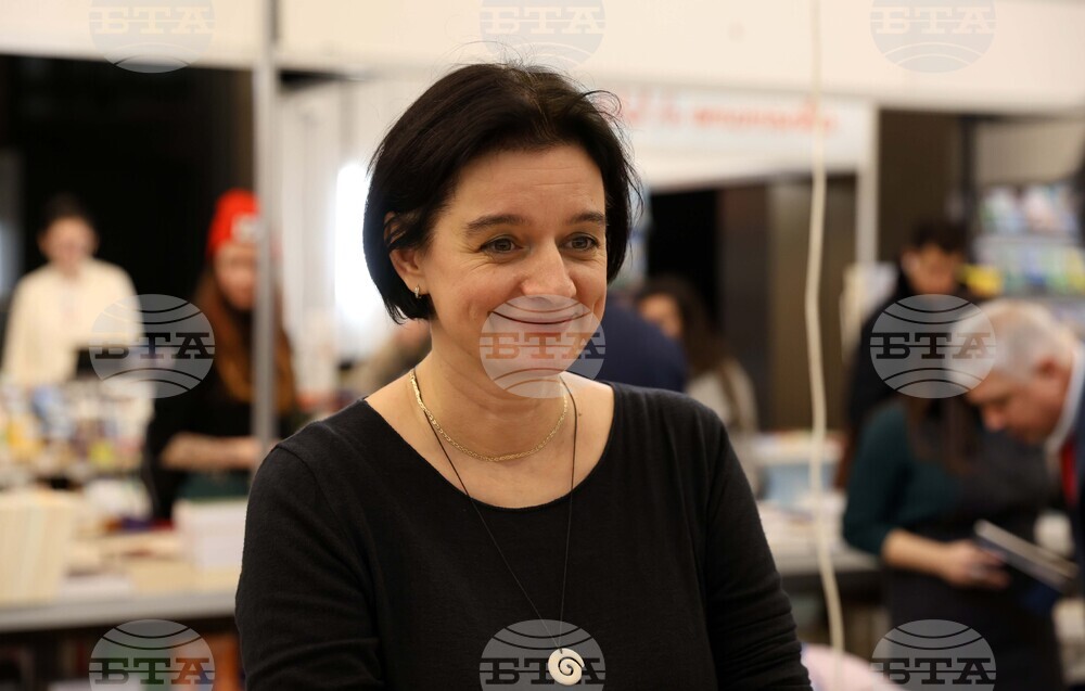 Международен панаир на книгата - щанд на „Жанет 45“ - среща с автограф с Мария Донева, поезия, „Боядисвам в бяло лятото“