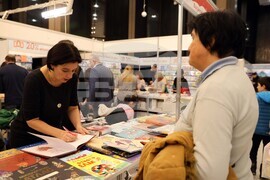 Международен панаир на книгата - щанд на „Жанет 45“ - среща с автограф с Мария Донева, поезия, „Боядисвам в бяло лятото“