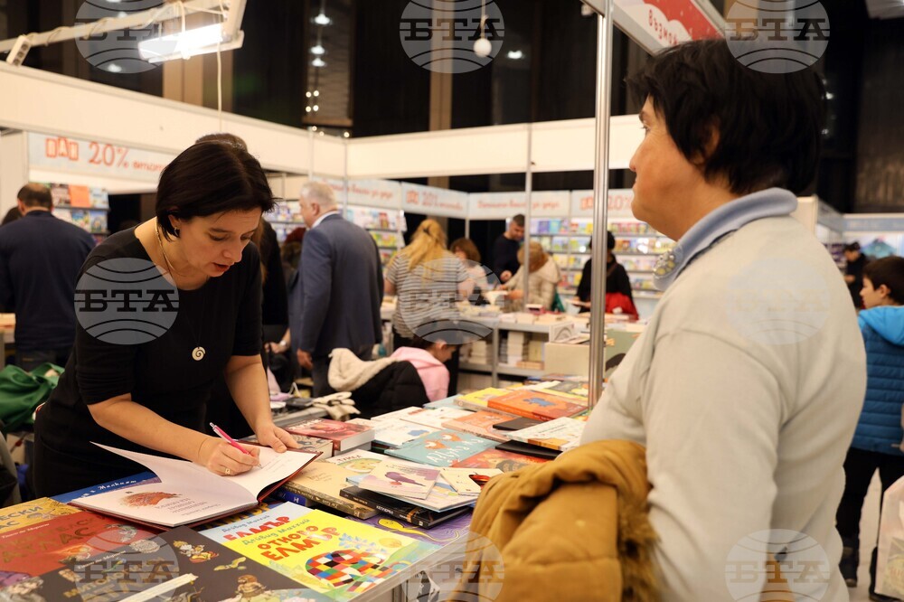 Международен панаир на книгата - щанд на „Жанет 45“ - среща с автограф с Мария Донева, поезия, „Боядисвам в бяло лятото“