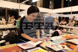 Международен панаир на книгата - щанд на „Жанет 45“ - среща с автограф с Мария Донева, поезия, „Боядисвам в бяло лятото“