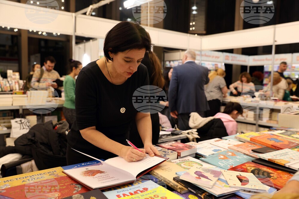 Международен панаир на книгата - щанд на „Жанет 45“ - среща с автограф с Мария Донева, поезия, „Боядисвам в бяло лятото“