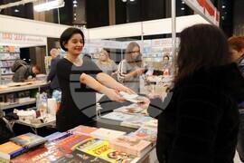 Международен панаир на книгата - щанд на „Жанет 45“ - среща с автограф с Мария Донева, поезия, „Боядисвам в бяло лятото“