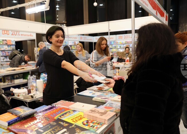 Международен панаир на книгата - щанд на „Жанет 45“ - среща с автограф с Мария Донева, поезия, „Боядисвам в бяло лятото“