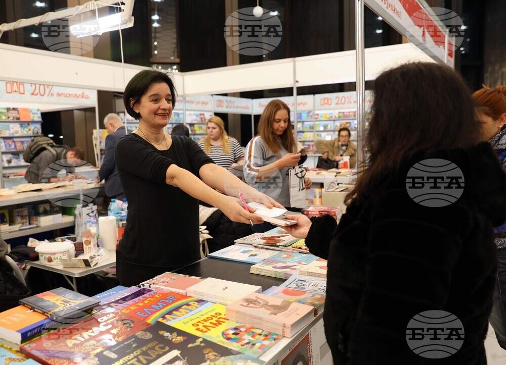 Международен панаир на книгата - щанд на „Жанет 45“ - среща с автограф с Мария Донева, поезия, „Боядисвам в бяло лятото“