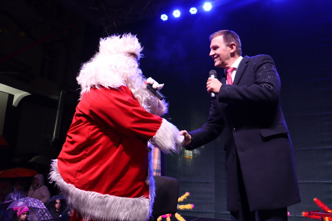 Хасково посрещна Дядо Коледа и празничната елха се озари с хиляди светлини 