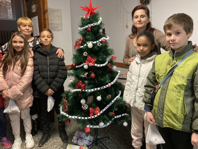 Община Ловеч: Ученици от ОУ „Св. св. Кирил и Методий“ с коледно тържество в Дома за стари хора „Върбовка“