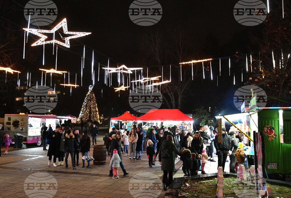 Разград - празнични светлини - коледна елха