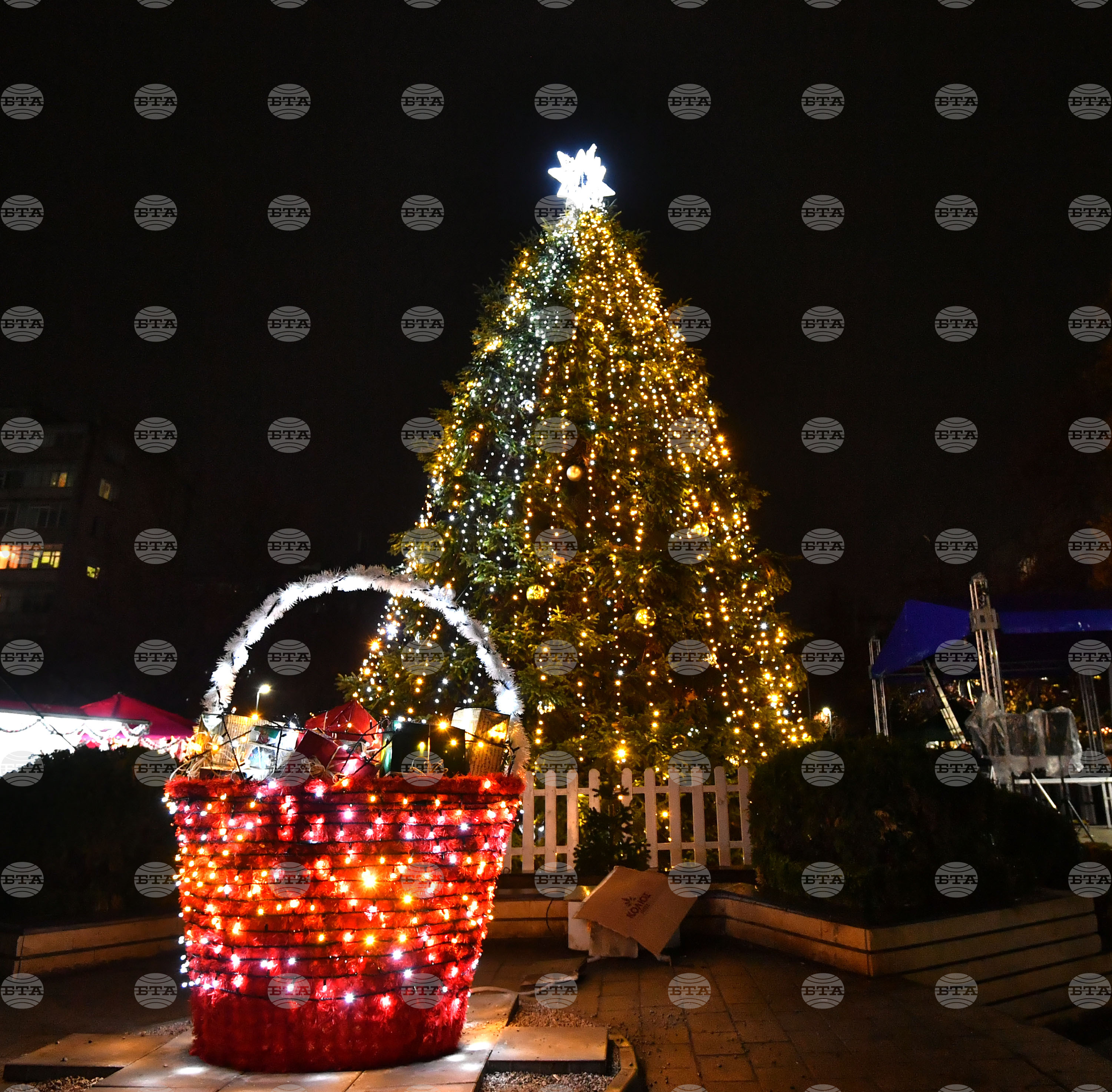 Разград - празнични светлини - коледна елха