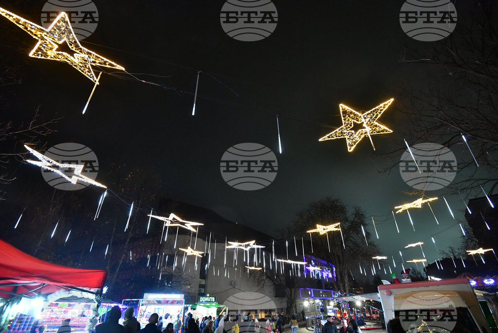 Разград - празнични светлини - коледна елха