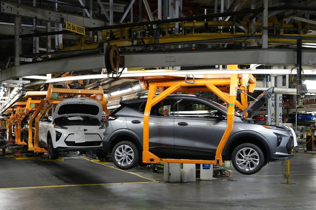 Продажбите на нови автомобили в САЩ ще се повишат леко през 2024 г., прогнозират анализатори на пазара