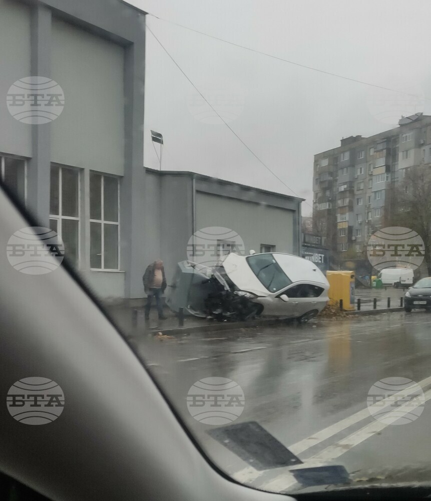 Деветнайсетгодишен шофьор на лек автомобил катастрофира в Русе