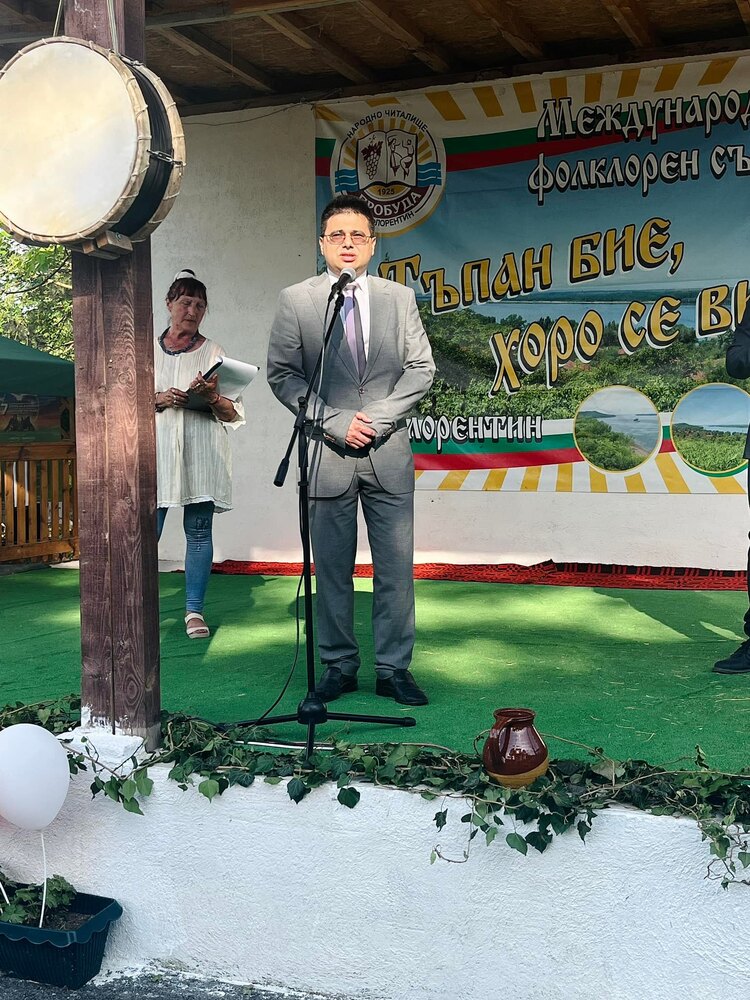 Любен Иванов - областен управител на област Видин откри ХIII международен фолклорен събор "Тъпан бие, хора се вие" в с. Флорентин