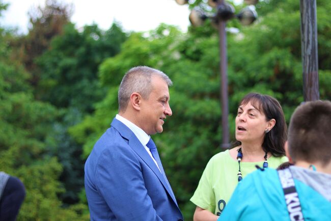 Цветен слънчев часовник - символ на чистата околна среда