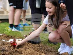 Цветен слънчев часовник - символ на чистата околна среда