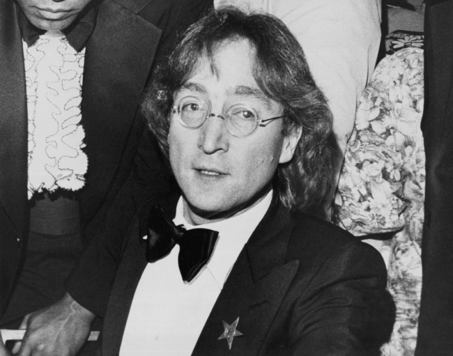 Вечерта на 8 декември 1980 г. край дома си Джон Ленън е прострелян смъртоносно от психически неуравновесен почитател