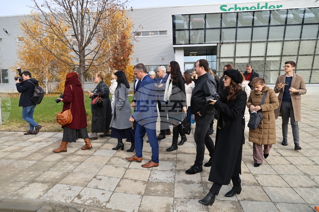 „Шнайдер Електрик“ ще придобие американската Пи Ти Си в сделка за 23,7 млрд. долара