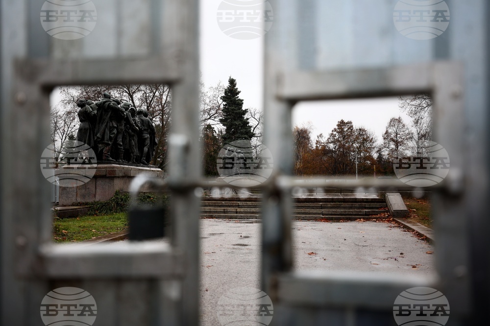 Паметник на Съветската армия - ограда