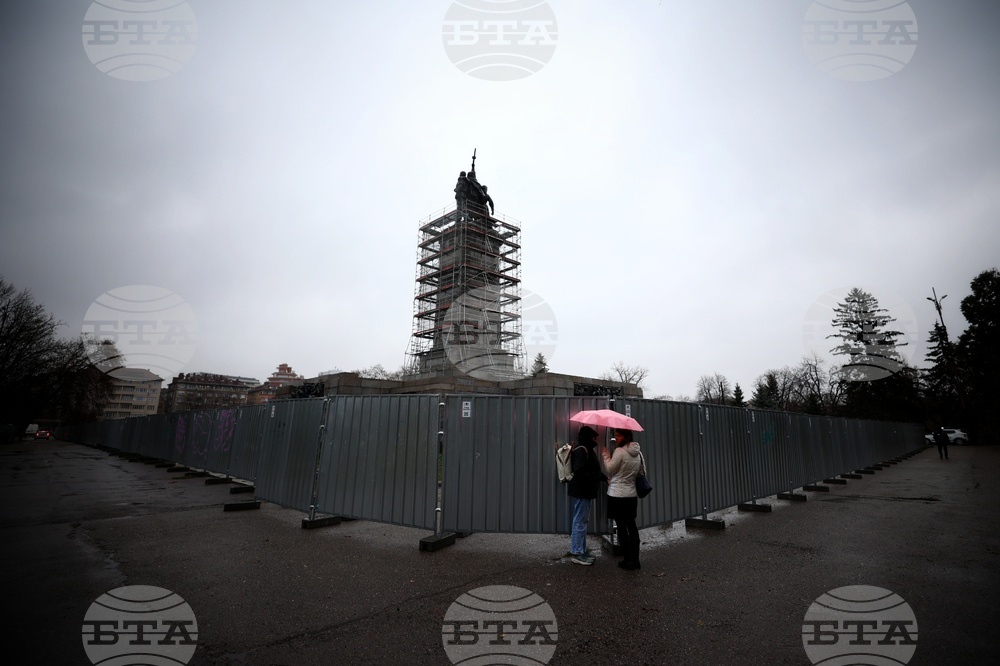 Паметник на Съветската армия - ограда