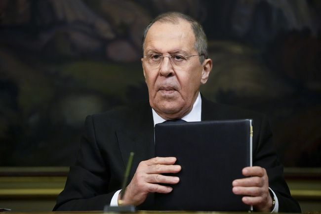 Лавров разкритикува като безпрецедентно затварянето на въздушното пространство за неговия самолет от три съседни на Сърбия държави