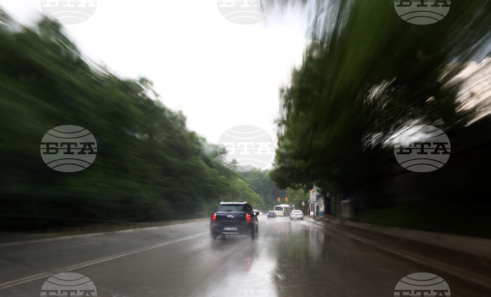 Трафик - Автомобили - дъждовно време