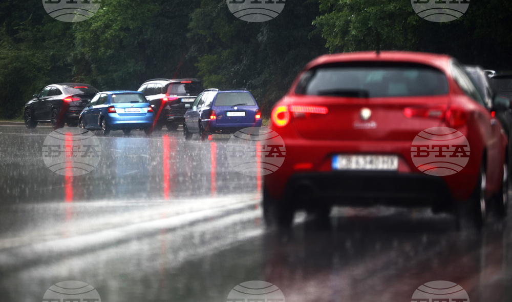 Трафик - Автомобили - дъждовно време