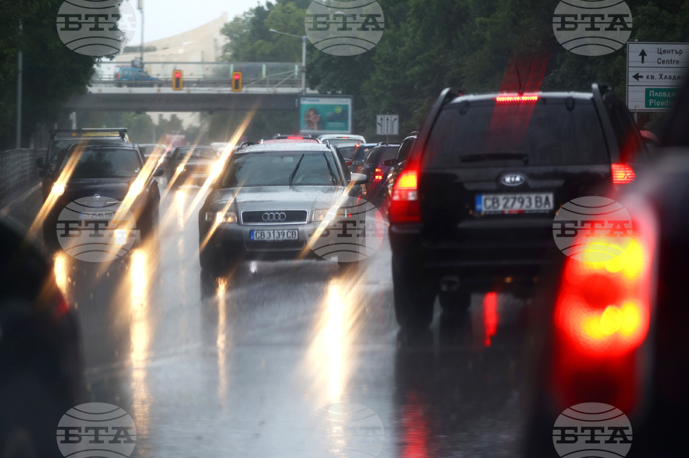 Трафик - Автомобили - дъждовно време