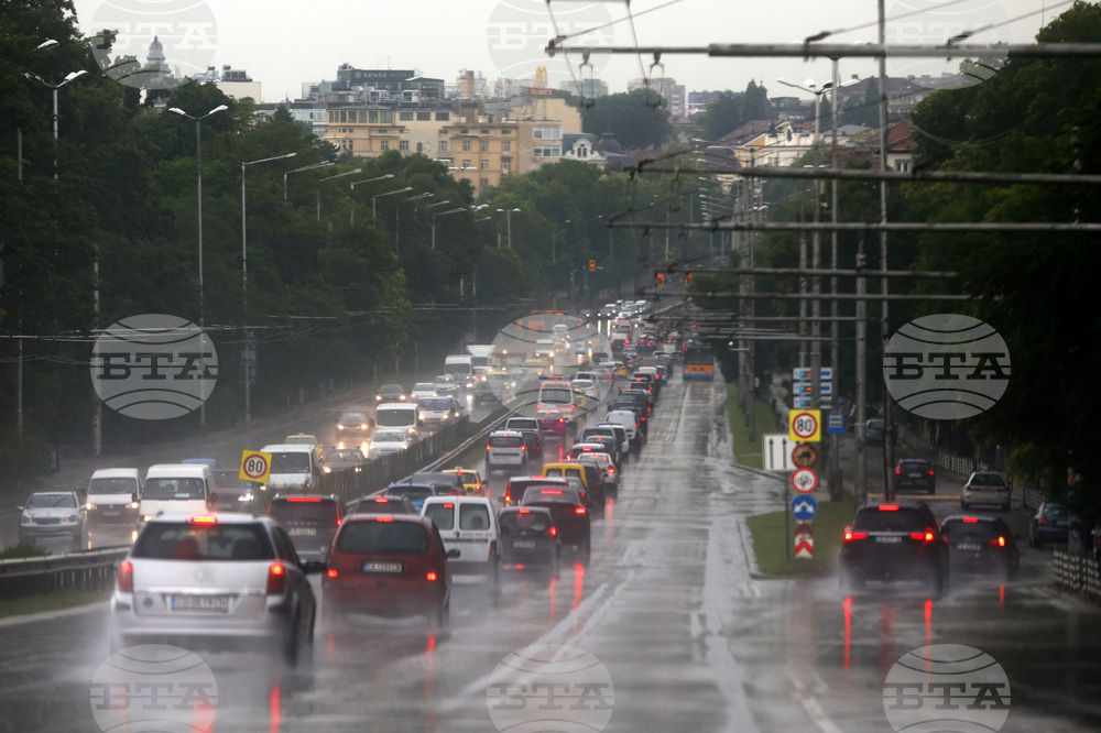 Трафик - Автомобили - дъждовно време