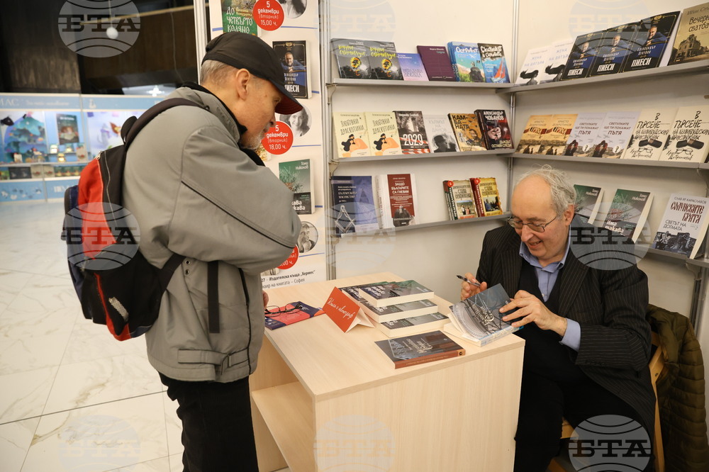 Международен панаир на книгата - щанд на „Хермес“ - среща с автограф с Тони Николов